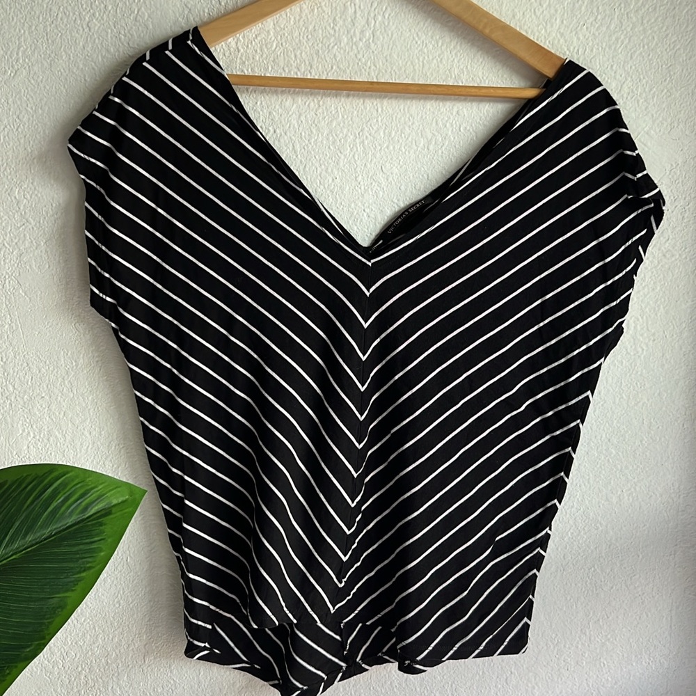 Victoria’s Secret Black & White V Neckline Top sz Small